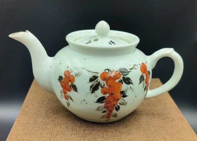 古玩陶瓷墨彩礬紅枇杷詩文茶壺拍賣，當前價格399元