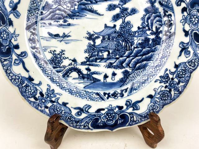 古玩陶瓷清乾隆·青花人物泛舟山水樓閣花口盤拍賣，當前價格0元