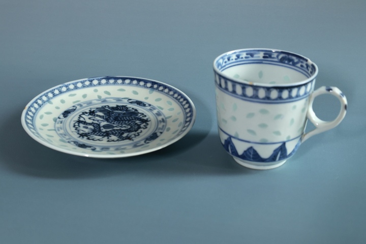 古玩陶瓷青花龍紋玲瓏瓷杯碟真品鑒賞圖