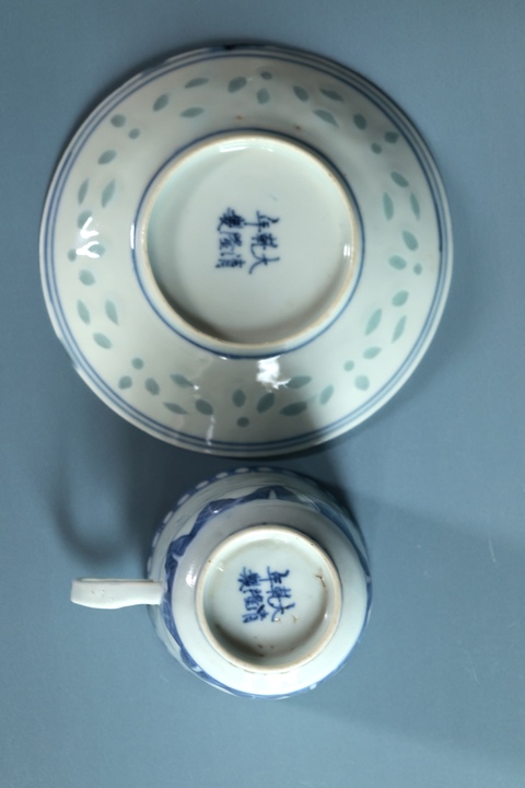 古玩陶瓷青花龍紋玲瓏瓷杯碟真品鑒賞圖