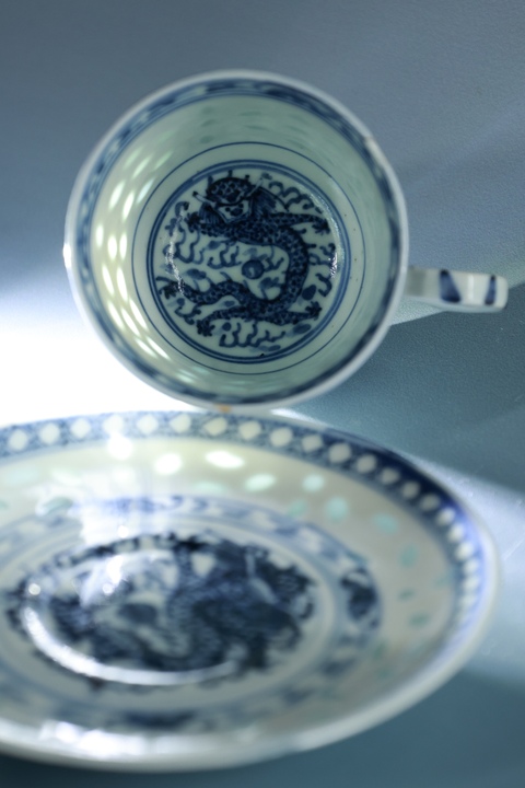 古玩陶瓷青花龍紋玲瓏瓷杯碟真品鑒賞圖