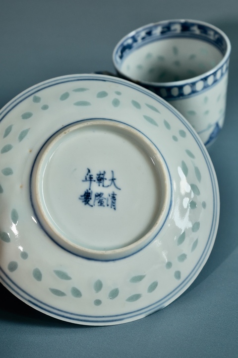 古玩陶瓷青花龍紋玲瓏瓷杯碟真品鑒賞圖