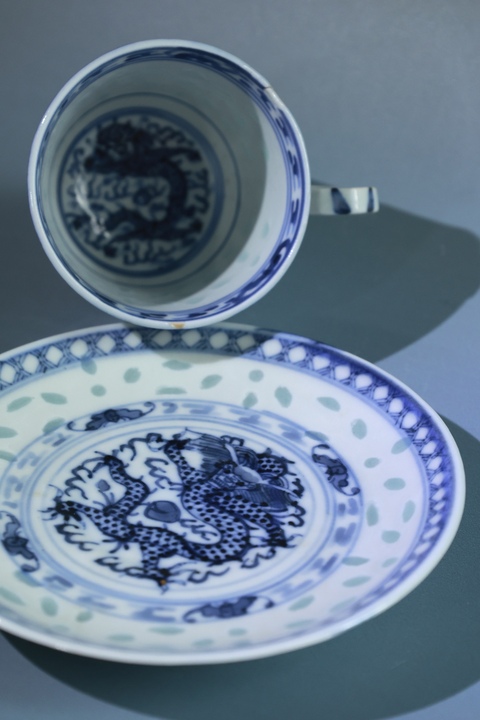 古玩陶瓷青花龍紋玲瓏瓷杯碟真品鑒賞圖