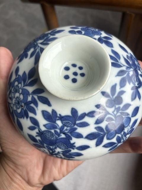 古玩陶瓷青花花卉紋蓋盒真品鑒賞圖