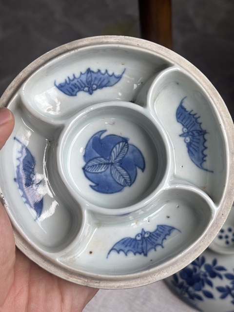 古玩陶瓷青花花卉紋蓋盒真品鑒賞圖