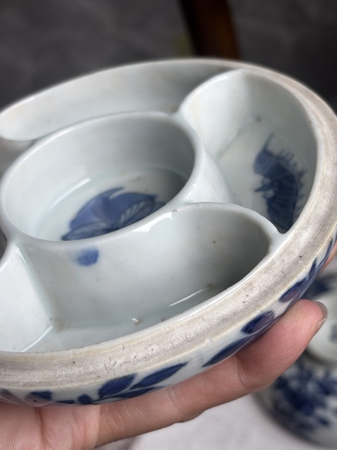 古玩陶瓷青花花卉紋蓋盒真品鑒賞圖