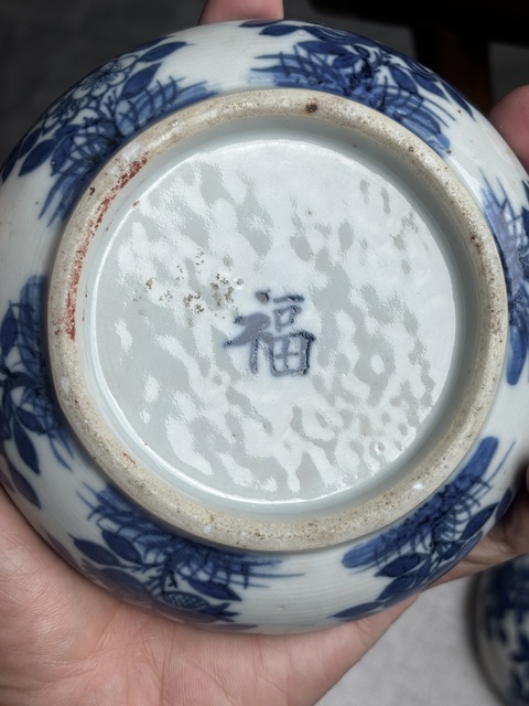 古玩陶瓷青花花卉紋蓋盒真品鑒賞圖