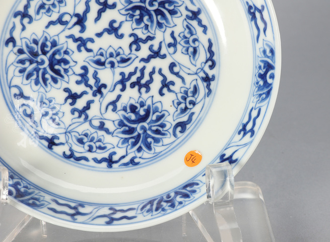 古玩陶瓷花卉紋青花盤真品鑒賞圖