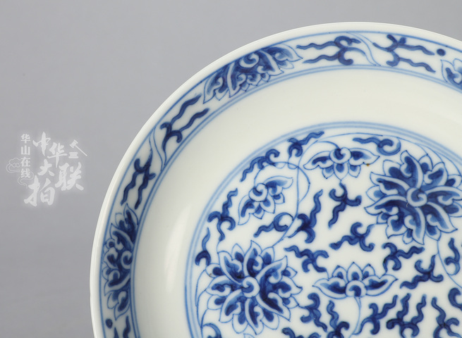 古玩陶瓷花卉紋青花盤真品鑒賞圖