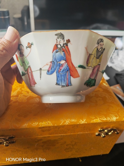 古玩陶瓷粉彩八仙人物花口碗真品鑒賞圖