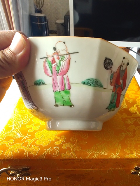 古玩陶瓷粉彩八仙人物花口碗真品鑒賞圖