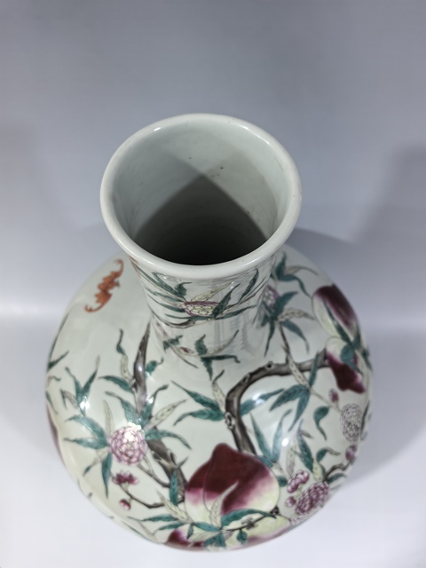 古玩陶瓷晚清·粉彩九桃紋天球瓶真品鑒賞圖