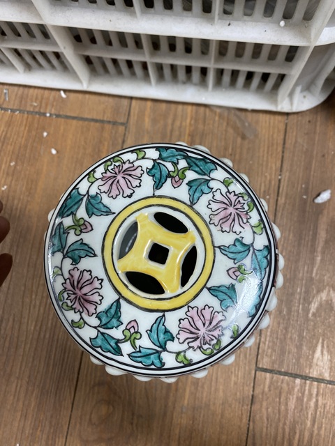 古玩陶瓷花卉紋繡蹲真品鑒賞圖