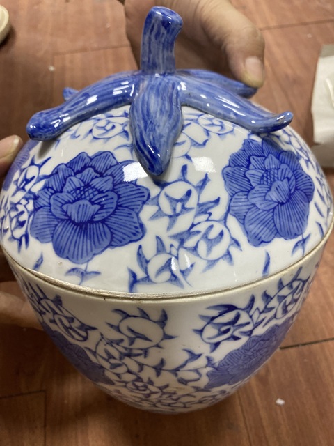 古玩陶瓷花卉紋蓋罐真品鑒賞圖