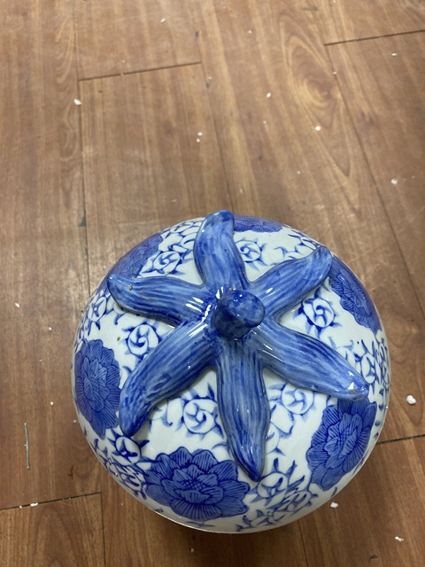 古玩陶瓷花卉紋蓋罐真品鑒賞圖