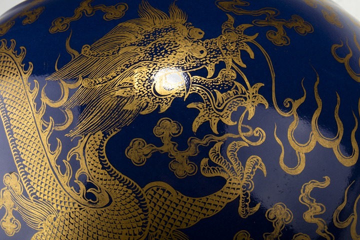 古玩陶瓷晚清·藍(lán)釉描金雙龍戲珠紋賞瓶拍賣，當(dāng)前價(jià)格8964元