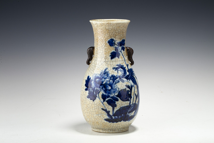 古玩陶瓷清晚·哥釉青花鳳凰牡丹紋象耳瓶真品鑒賞圖