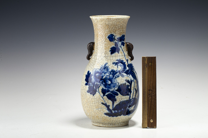 古玩陶瓷清晚·哥釉青花鳳凰牡丹紋象耳瓶真品鑒賞圖