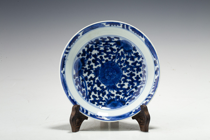 古玩陶瓷清康熙·青花纏枝花卉紋盤真品鑒賞圖