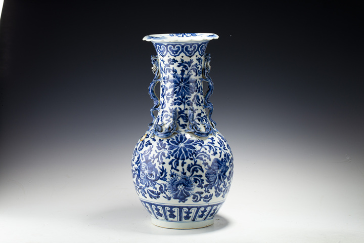古玩陶瓷清中晚·青花纏枝花卉三多紋龍耳花口瓶拍賣,當前價格7126元