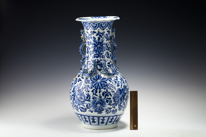 古玩陶瓷清中晚·青花纏枝花卉三多紋龍耳花口瓶拍賣,當前價格7126元