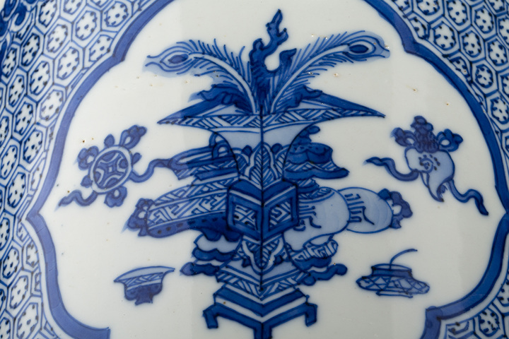 古玩陶瓷清康熙·青花錦地博古壽字紋三足筆筒拍賣,當前價格28152元