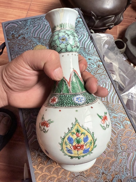 古玩陶瓷晚清五彩蒜頭瓶真品鑒賞圖