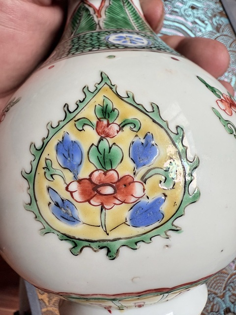 古玩陶瓷晚清五彩蒜頭瓶真品鑒賞圖
