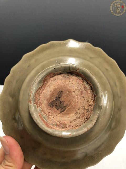 古玩陶瓷元末明初龍泉窯青釉暗刻花卉紋花口洗拍賣,當(dāng)前價(jià)格1800元