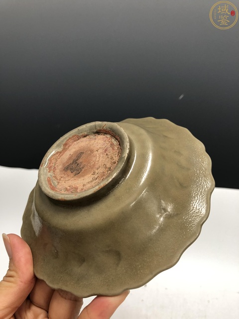 古玩陶瓷元末明初龍泉窯青釉暗刻花卉紋花口洗拍賣,當(dāng)前價(jià)格1800元