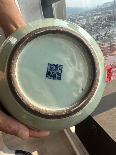 古玩陶瓷豆青釉堆青花蝴蝶花卉紋蓋罐真品鑒賞圖