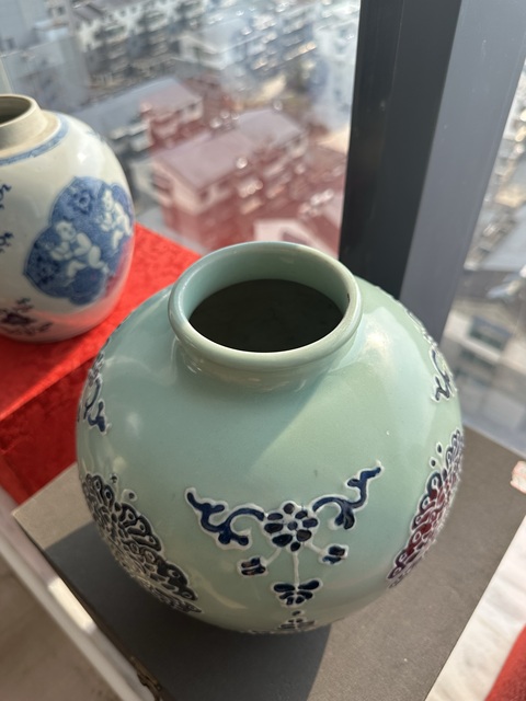 古玩陶瓷豆青釉堆青花蝴蝶花卉紋蓋罐真品鑒賞圖