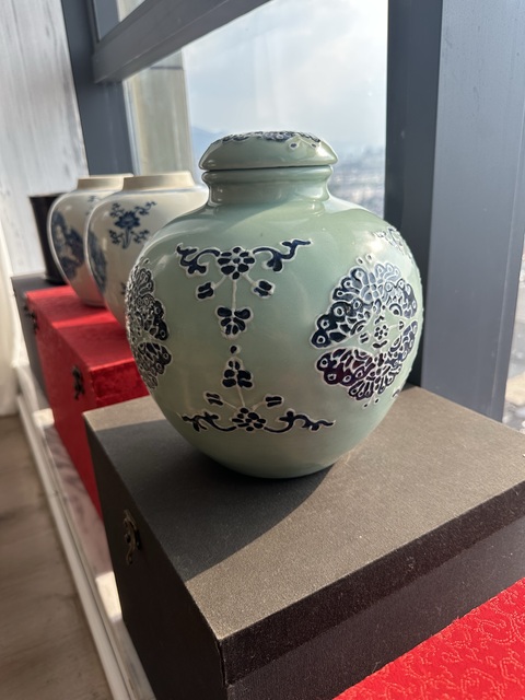古玩陶瓷豆青釉堆青花蝴蝶花卉紋蓋罐真品鑒賞圖