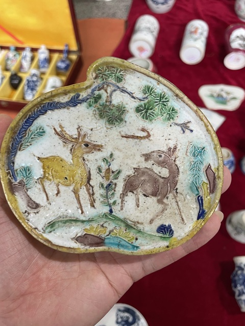 古玩陶瓷鹿紋桃型盤真品鑒賞圖