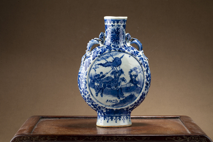 古玩陶瓷清光緒·青花刀馬人物紋螭龍耳抱月瓶真品鑒賞圖