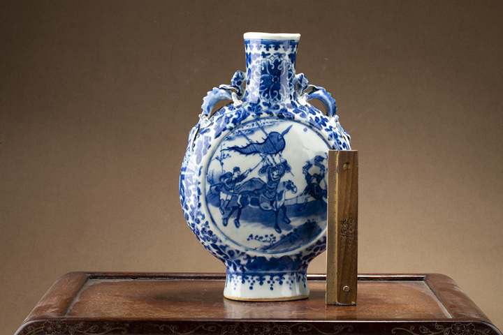 古玩陶瓷清光緒·青花刀馬人物紋螭龍耳抱月瓶真品鑒賞圖