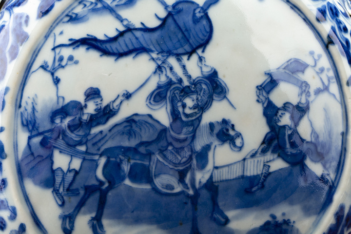古玩陶瓷清光緒·青花刀馬人物紋螭龍耳抱月瓶真品鑒賞圖
