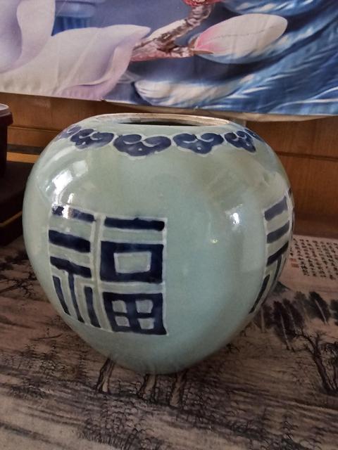 古玩陶瓷豆青釉青花堆白福字吉語紋罐真品鑒賞圖
