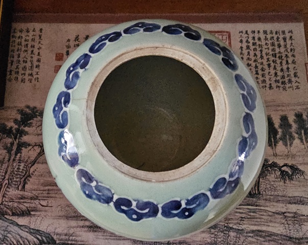 古玩陶瓷豆青釉青花堆白福字吉語紋罐真品鑒賞圖