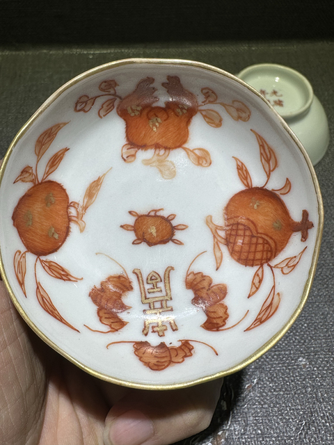 古玩陶瓷福壽三多吉語紋礬紅盤真品鑒賞圖