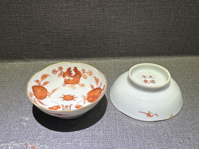 古玩陶瓷福壽三多吉語紋礬紅盤真品鑒賞圖