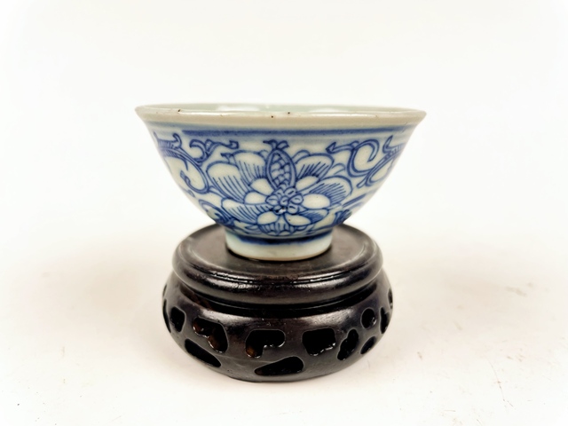 古玩陶瓷清中期·青花纏枝花蝶紋杯拍賣，當前價格198元