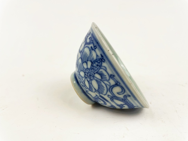 古玩陶瓷清中期·青花纏枝花蝶紋杯拍賣，當前價格198元