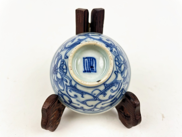 古玩陶瓷清中期·青花纏枝花蝶紋杯拍賣，當前價格198元