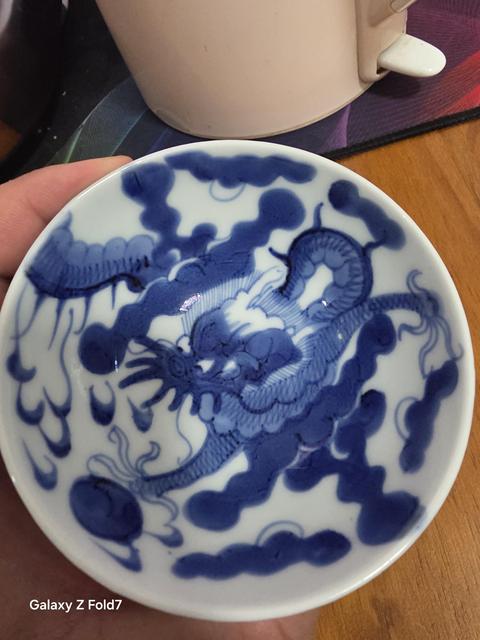 古玩陶瓷過墻龍紋青花杯真品鑒賞圖