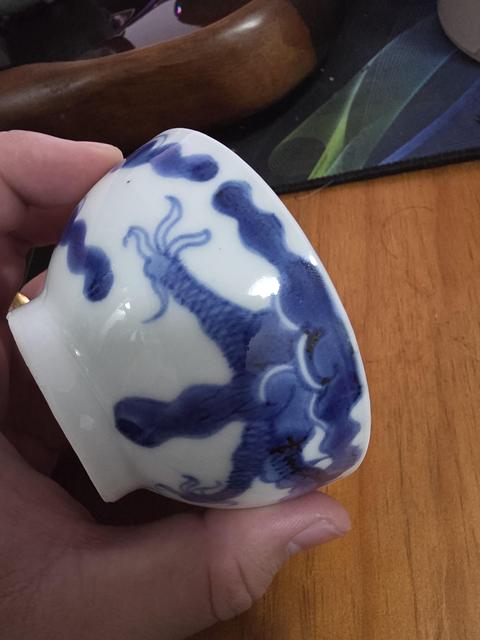 古玩陶瓷過墻龍紋青花杯真品鑒賞圖