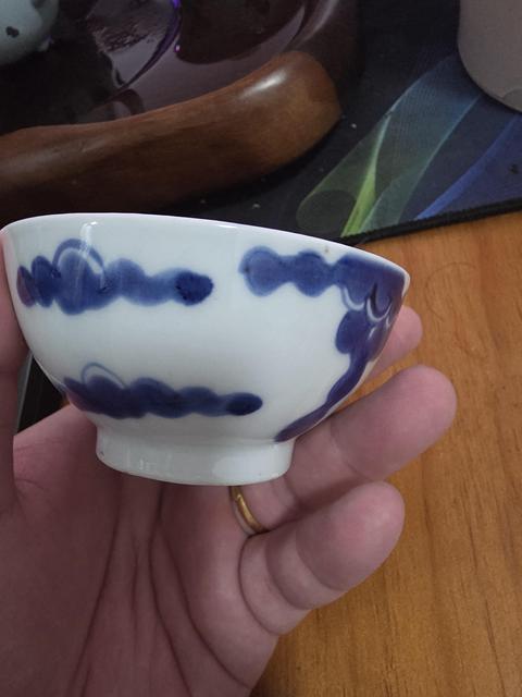 古玩陶瓷過墻龍紋青花杯真品鑒賞圖