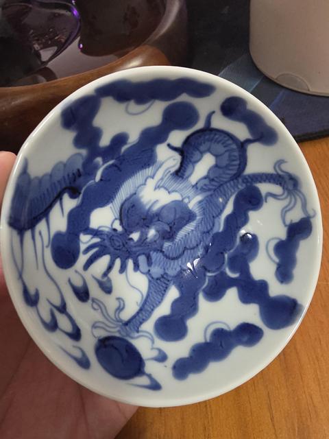 古玩陶瓷過墻龍紋青花杯真品鑒賞圖