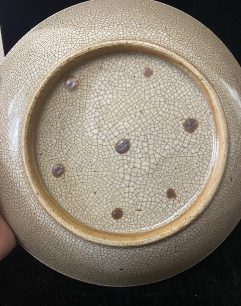 古玩陶瓷哥釉地青花盤真品鑒賞圖