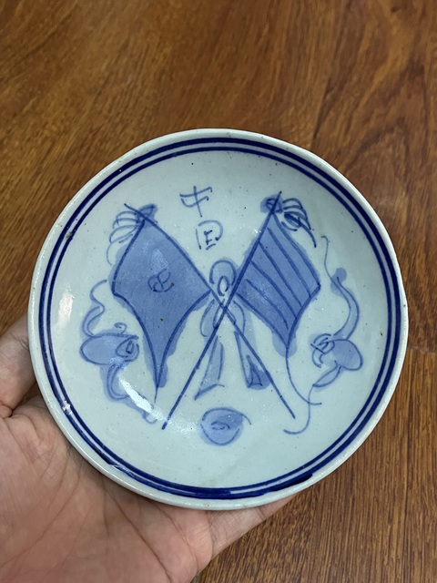 古玩陶瓷民國(guó)抗戰(zhàn)題材雙旗青花盤拍賣，當(dāng)前價(jià)格888元